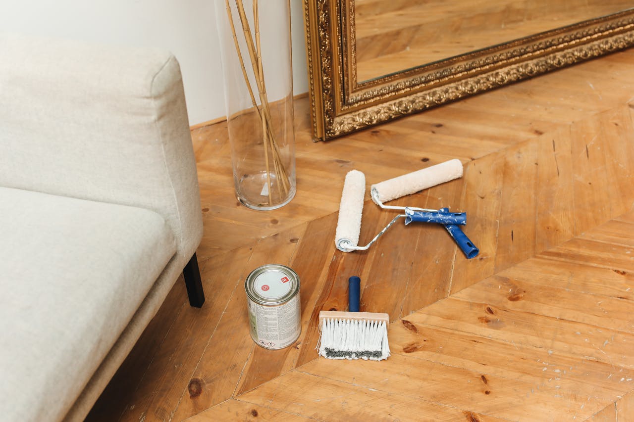 Penslar och roller på trägolv